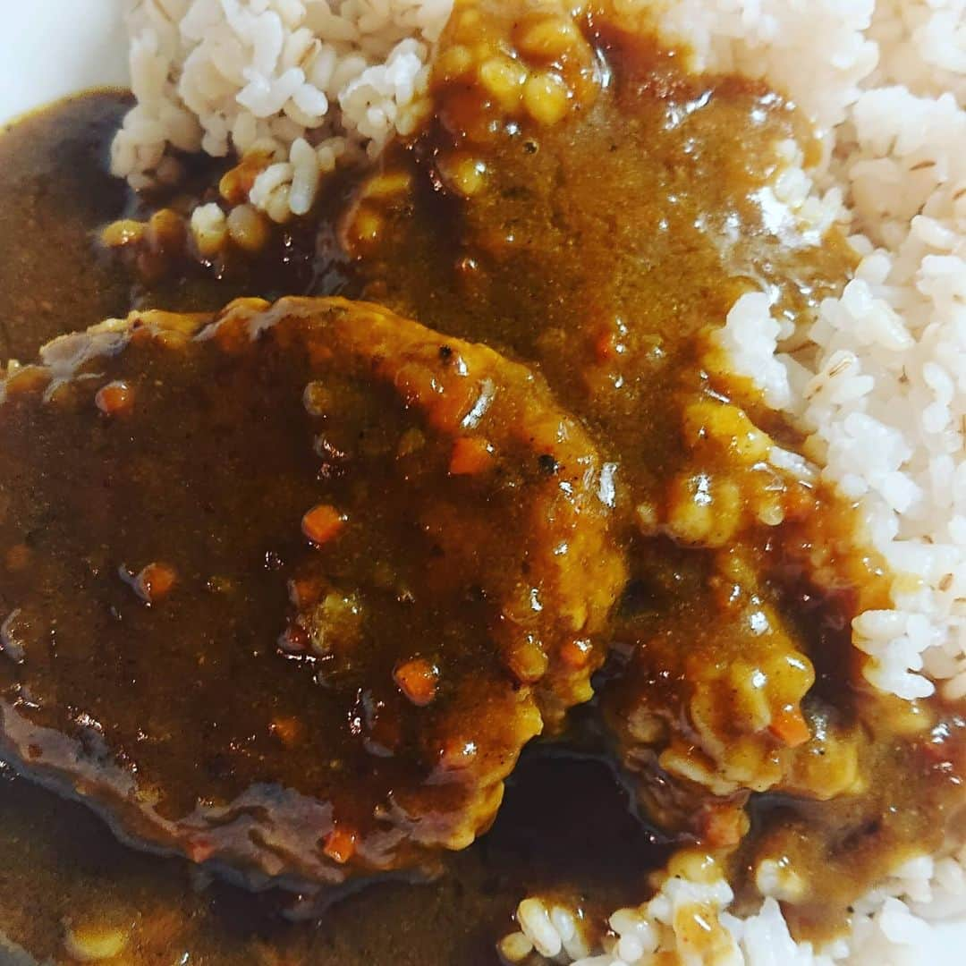 彦摩呂さんのインスタグラム写真 - (彦摩呂Instagram)「「よくばりバーグカレー」 大好きなハンバーグとカレーが 麦ご飯の上で待ち合わせしました🎵最強の2ショットですよ😃 めちゃくちゃ ウマッ〜〜〜‼️ #彦摩呂#ハンバーグ #カレーライス #ハンバーグカレー#バーグカレー #SLcreations #エスエルクリエーションズ #エスエルcreations#安心安全」7月11日 16時48分 - hikomaro_honmono