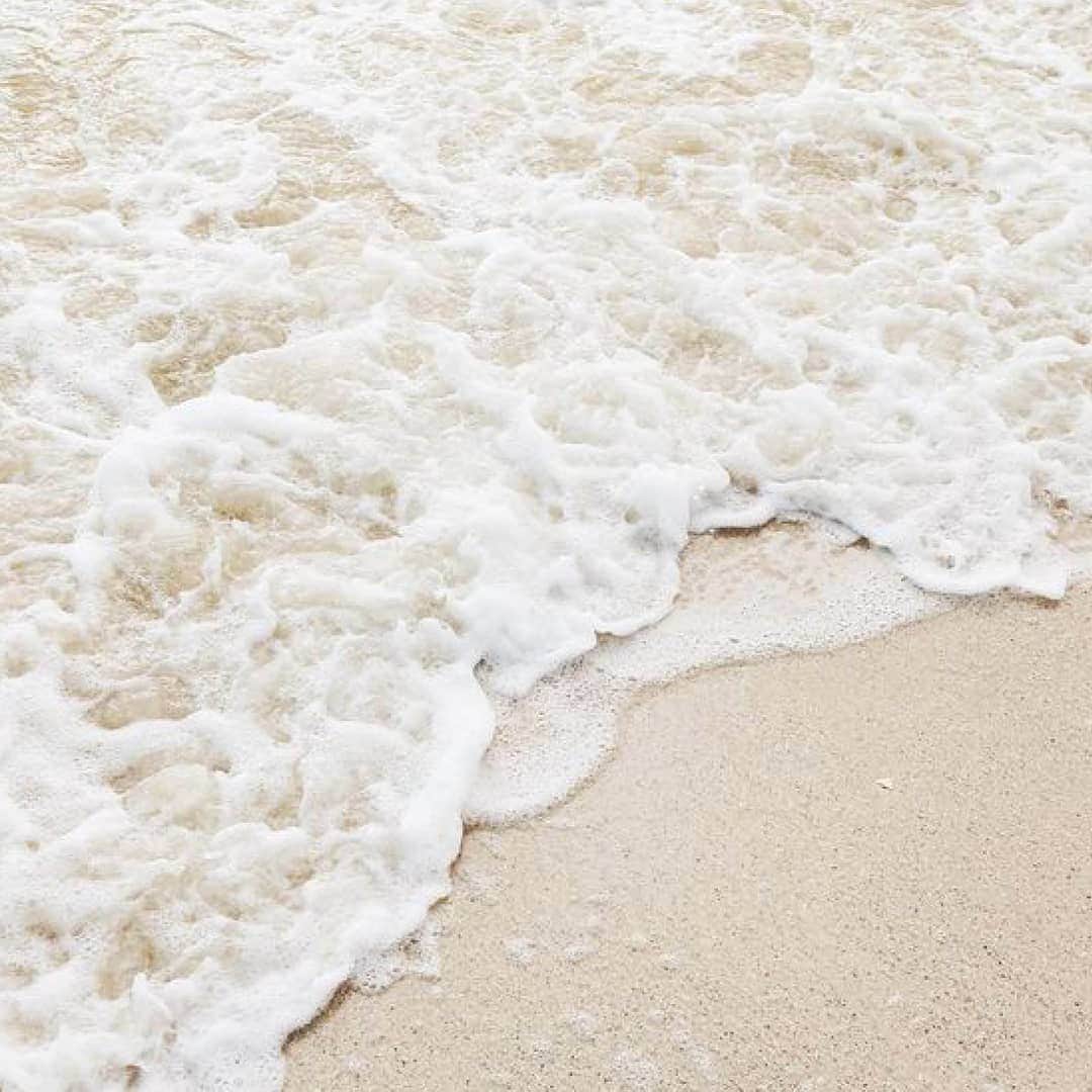 ベンシモンのインスタグラム：「Les pieds dans l'eau 🔆 (et nos B79 sur le sable 😉)  Et quelques infos pour ce week-end prolongé :  👟 Nos nouvelles tennis sont disponibles en ligne et dans nos boutiques Home, Seine, Pyramides, Beaugrenelle, Parly II, Toulouse Dijon, Dinard, Lyon, Hossegor, Bruxelles, La Baule, et Cap Ferret.  ​ 🌿 Écologique, vegan et socialement responsable, la B79 a tout bon ! Elle est confectionnée à la main en Espagne à partir de caoutchouc recyclé, de coton bio certifié GOTS, de canne à sucre et de liège recyclé !  ​📏 Vous pouvez prendre votre pointure habituelle. Si vous hésitez entre deux tailles, choisissez la taille au dessus 😊 🇬🇧 Les pieds dans l'eau 🔆 👟 Our new tennis news are available online and in our shops Home, Seine, Pyramides, Beaugrenelle, Parly II, Toulouse Dijon, Dinard, Lyon, Hossegor, Brussels, La Baule, and Cap Ferret 💛 🌿 Ecological, vegan and socially responsible, the B79 has it all! It is handcrafted in Spain from recycled rubber, GOTS certified organic cotton, sugar cane and recycled cork! 🎋 It also has a thicker sole and a lined fabric for more comfortable year-round use. 💙 📏 You can take your usual size. If you are between two sizes, choose the size above 😊 ​#bensimon #bensimoncollection #mode #tennis #summer #mood  #sun #summervibes」