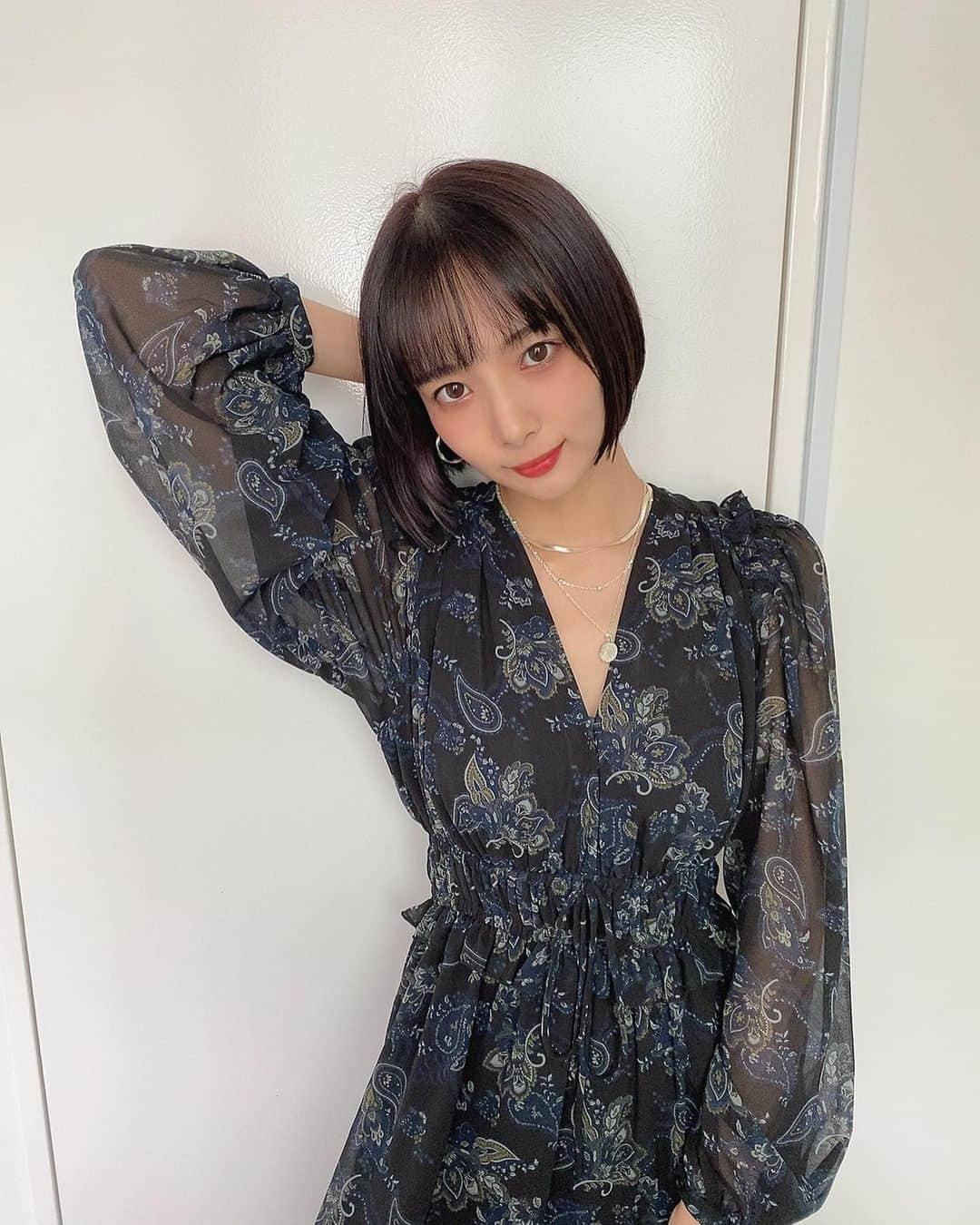 岡田紗佳さんのインスタグラム写真 - (岡田紗佳Instagram)「髪切りました💇‍♀️ショートボブ💇‍♀️ 暗髪に前髪もパッツンは鉄板だよね😈 いつも通り捧さん(@sasage_hair )です！めっちゃ痩せててビビった！お店は (@michellebyafloat_hair )」7月11日 16時58分 - sayaka_okada