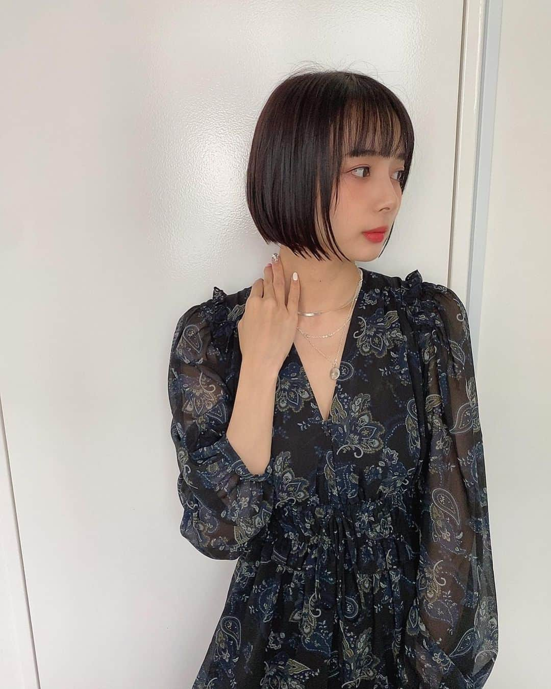 岡田紗佳さんのインスタグラム写真 - (岡田紗佳Instagram)「髪切りました💇‍♀️ショートボブ💇‍♀️ 暗髪に前髪もパッツンは鉄板だよね😈 いつも通り捧さん(@sasage_hair )です！めっちゃ痩せててビビった！お店は (@michellebyafloat_hair )」7月11日 16時58分 - sayaka_okada