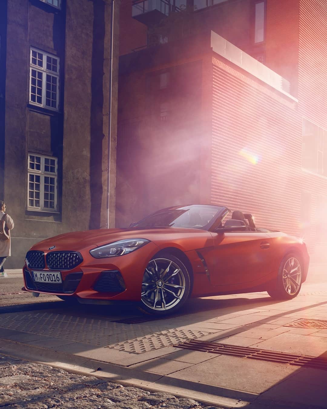BMWのインスタグラム：「The scent of freedom. The BMW Z4. #TheZ4 #BMW #Z4 __ BMW Z4 M40i: Fuel consumption in l/100 km (combined): 7.4. CO2 emissions in g/km (combined): 168.  Further information: www.bmw.com/disclaimer. Acceleration (0-100 km/h): 4.5 s. Power: 250 kW, 340 hp, 500 Nm. Top speed (limited): 250 km/h.」