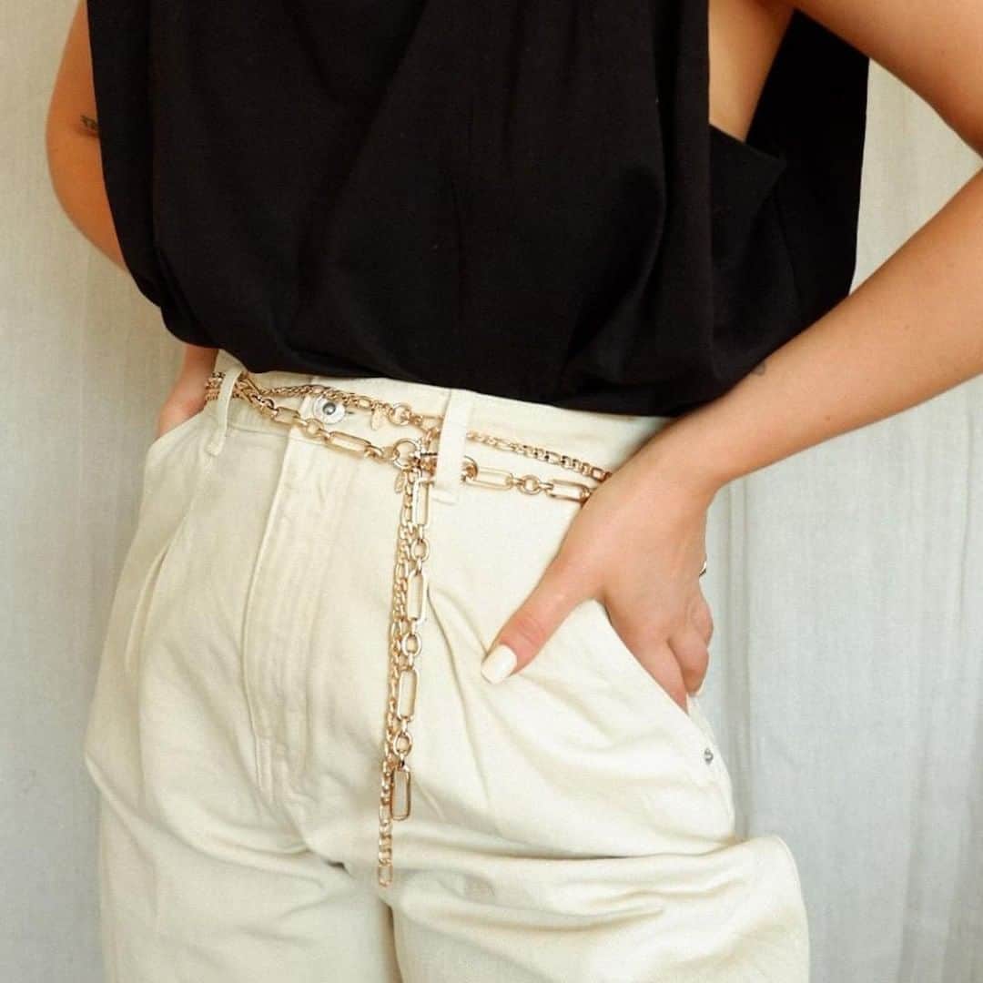 のインスタグラム：「Check out the chains. @tuula_rose has layered up 2 of our new Chain Belts for ultimate style points.⁠ ⁠ #oreliajewellery #chainbelts #chainlayering #saturdaystyle #minimalaesthetic #neutralstyle」