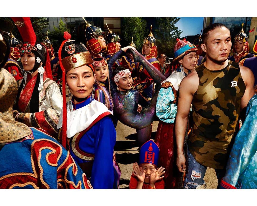 マリオ・テスティーノのインスタグラム：「Mongolia was an incredible place to get to know, here in Ulaanbaatar with people from all different parts of life. The Mongolian State Honor Guards, contortionists, actors and singers are all mixed together giving a feel of their many traditions. It’s amazing how cultures start crossing over and you start finding similarities with other countries. I think it’s fascinating how our beautiful world shares so many things in common.  Today starts the Naadam Festival, a national holiday in Mongolia. -⁣ Conocer Mongolia fue una experiencia increíble, estar en Ulán Bator con personas de todas las partes de la vida. Los guardias de honor del estado de Mongolia, los contorsionistas, los actores y los cantantes se mezclan para darnos una idea de sus muchas tradiciones. Es sorprendente cómo las culturas comienzan a cruzarse y podemos encontrar similitudes con otros países. Es fascinante cómo nuestro hermoso mundo comparte tantas cosas. Hoy se inicia el Festival Naadam, día de celebración nacional en Mongolia. -⁣ A BEAUTIFUL WORLD, MONGOLIA⁣ -⁣ #ABeautifulWorld #MarioTestino #Mongolia #NaadamFestival」