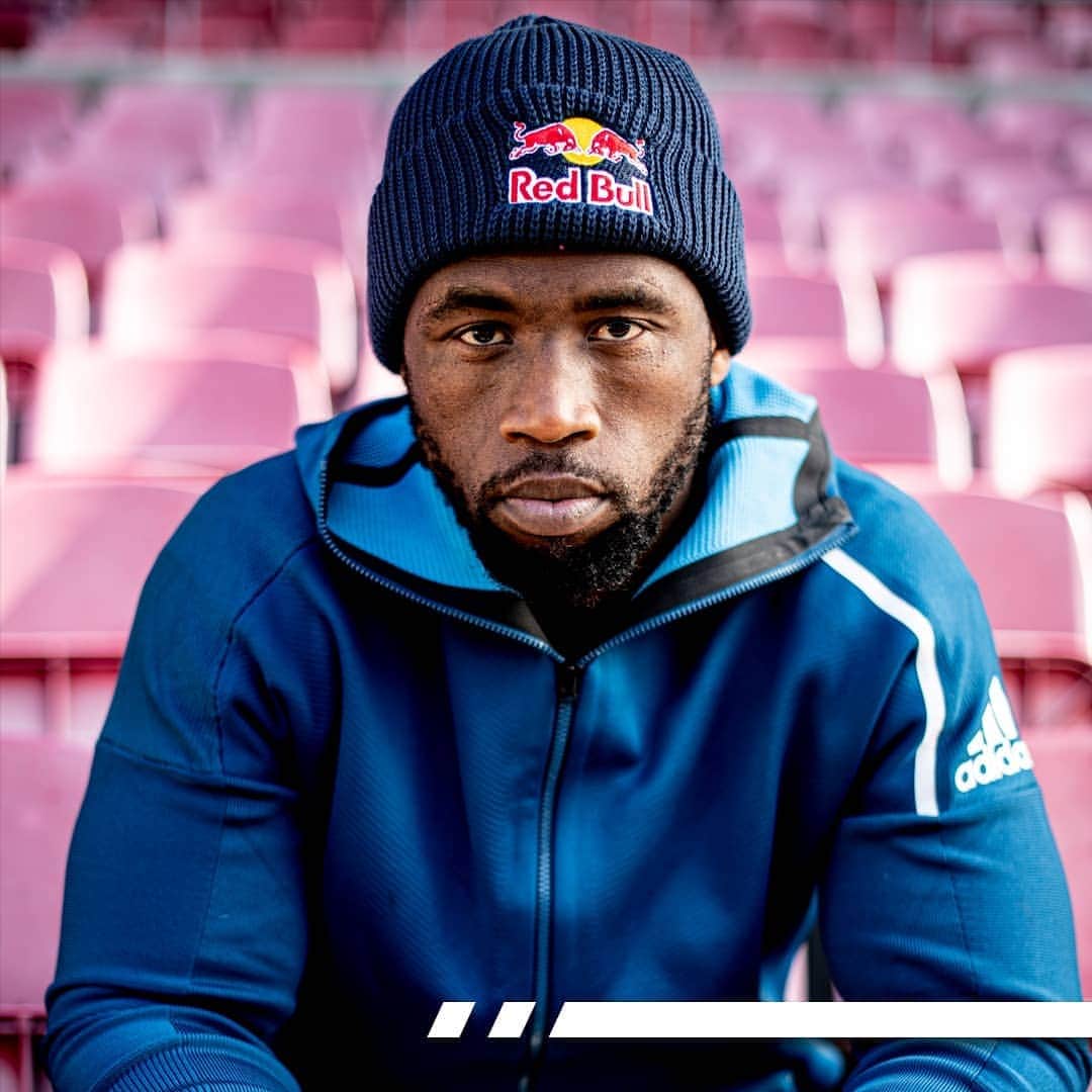 レッドブルのインスタグラム：「STOP SCROLLING ✋ and enjoy swiping right to see highlights from the *INSPIRATIONAL* life of @siya_kolisi_the_bear instead ~ named the most influential person in rugby by @rugbyworldmag 🙌 ➡️  2007 👉 where it all began - watching South Africa lift the World Cup had a big impact on Siya's life. coming from humble beginnings with no TV at home, he had to watch it in a local tavern 2013 👉 following his rugby passion he made his debut for the South African national team 2018 👉 Siya became the first Black captain in the 127 year history of the Springboks 2019 👉 South Africa won the World Cup with Siya as captain, a long way from impoverished township he grew up in 2020 👉 the @kolisi_foundation was born, aiming to alleviate extreme poverty including using the power of sport 🏉 ... which barriers will Siya break next?  #redbull #givesyouwings #rugby #southafrica #captain #worldcupfantasy」