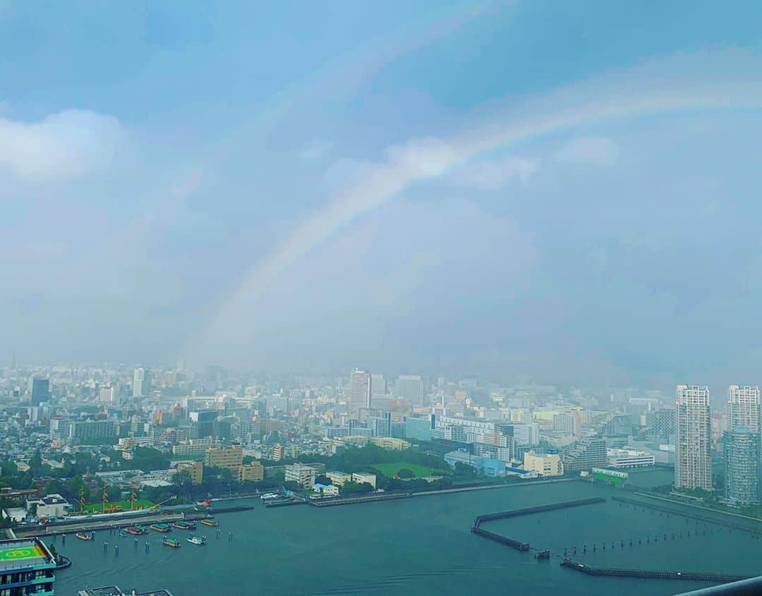 菊池沙都のインスタグラム：「Rainbow🌈  #虹#rainbow  今日もアイスホッケー楽しかったな。 虹も見れたしさらに良いことあるかな。 バイトの面接4回も落ちて自分の価値観について悩んだけど、全てはコロナのせいということでいいかな。 #コロナ失業」