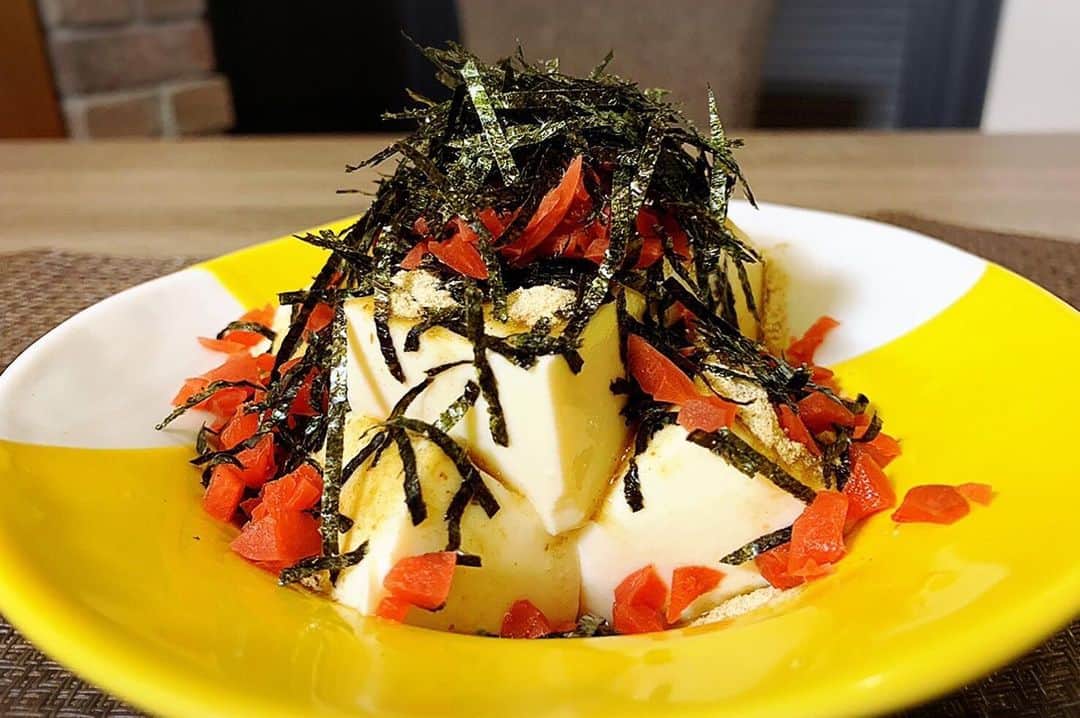 川島章良のインスタグラム：「. . .  今回作ったのは『だしがけ梅豆腐』です。  めちゃくちゃ簡単なおつまみや一品になりますよ。  簡単なのにうまうまです。  ダイエットにも向いてますよ。  やはり梅あるとないとでは違いますね。  材料 ・絹豆腐　　200g ・だしパック  半分 ・梅　カリカリタイプ　　2個 ・刻みのり　　お好み  シンプルですがだしパックが効いていて 美味しいですよ。  だしパックダイエット本もよろしくお願いします。  作り方はYouTubeのかわだしクッキングを観てください  #だしパックダイエット  #かわだしクッキング  #だし豆腐 #梅 #だしパック #だしパック料理研究家  #豆腐 #ダイエットメニュー」