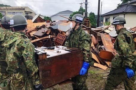 安倍晋三のインスタグラム：「#repost @kantei 令和２年７月豪雨によって、甚大な浸水被害を受けた人吉市では、災害ごみが大量に発生しています。泥まみれになり大量の水分を吸った畳や家具は、大変な重さで、力作業となることから、昨日から自衛隊を投入し、ボランティアの方々などと協力しつつ、被災者の皆様の片づけ作業を支援しています。雨の中での片づけは大変だと思いますが、一日も早い生活再建を引き続き全力で後押ししていきます。  #令和2年7月豪雨 @shinzoabe」