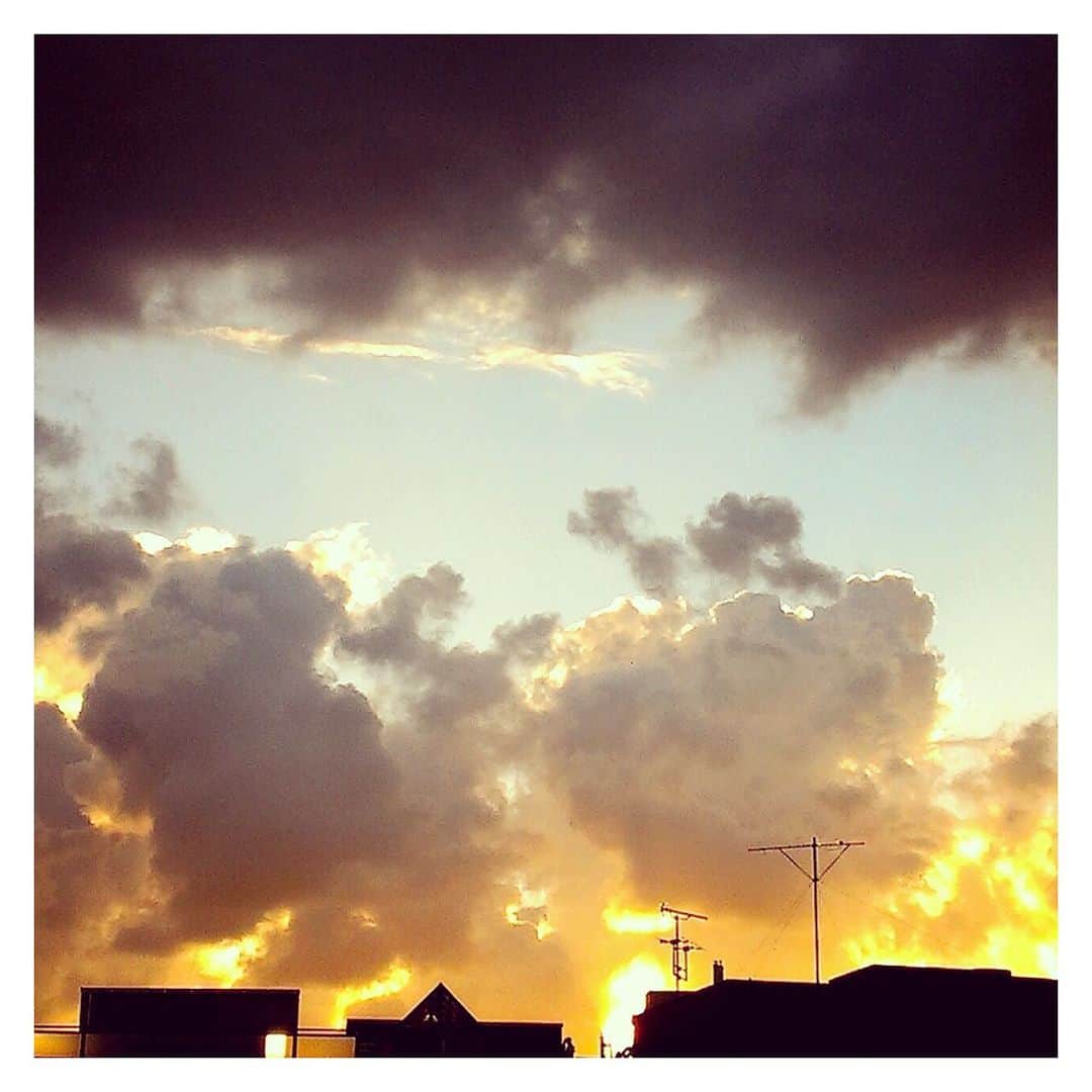 理絵さんのインスタグラム写真 - (理絵Instagram)「過去に撮影した空の写真なのですが  これ以来、似たような空模様と出会わない不思議な空  #sky #空 #cielo #하늘 #過去pic #cielo_rie」7月11日 17時28分 - ____rie____