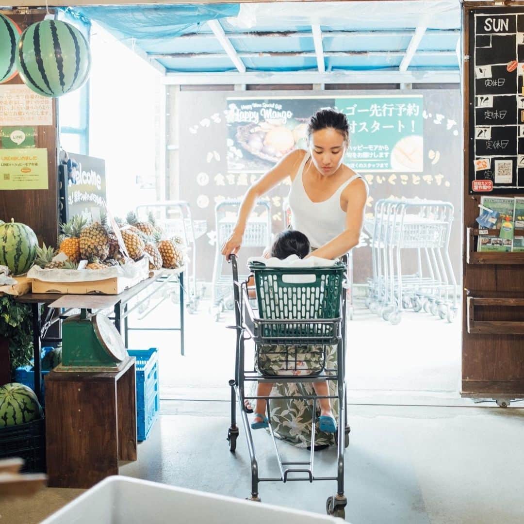 のインスタグラム：「大好きなお店。 @happymoreichiba_official  たくさん買い過ぎて重かった。。（笑） 沖縄の調味料やスキンケア。 オーガニックの蚊取線香など。」