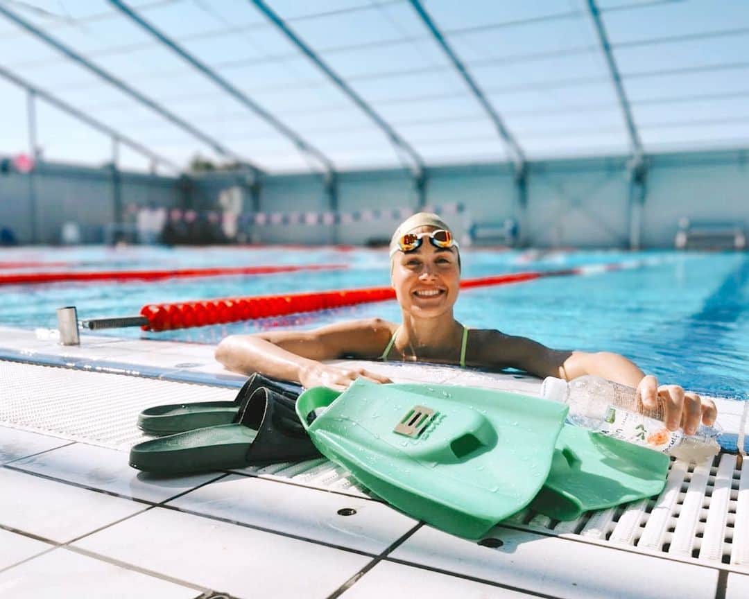 ズザンナ・ヤカボスのインスタグラム：「ez egy jó kis edzés volt, most meg jöhet a pihenő ☺️ . . . . . #swim #swimming #swimmer #sport #fit #training #practice #swimmingpool #water #viwavitaminwater #swimmerslife #pooldeck #pool #getfit #getfitstayfit #healthylifestyle #bikini #swimwear #swimsuit #workout #workoutmotivation #workoutroutine #getitdone」