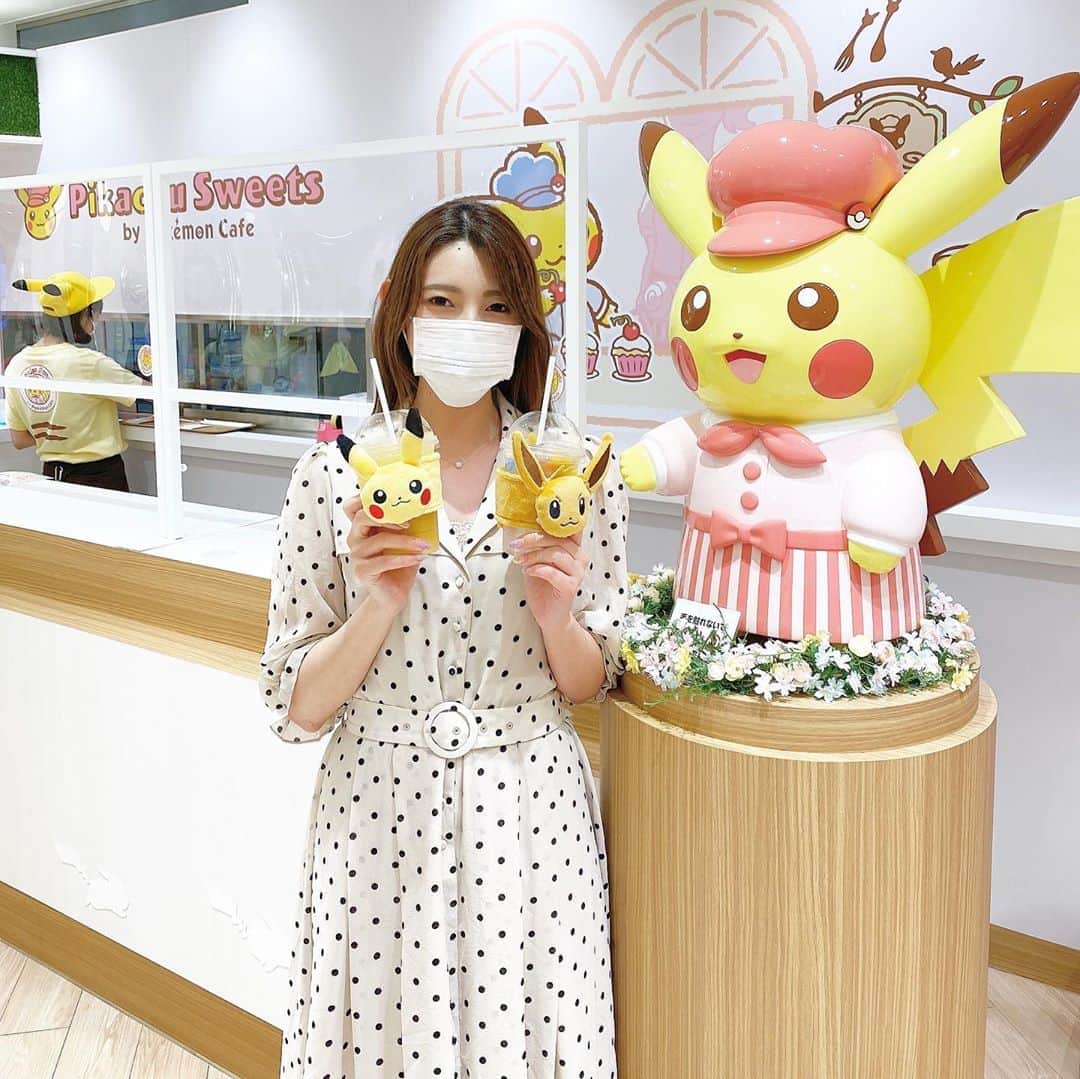 森沢かなさんのインスタグラム写真 - (森沢かなInstagram)「. かわいいポケモンカフェ見つけたから入ったよ💕 . ピカチュウとイーブイのスリーブが 可愛すぎてちゃっかりつけちゃった☺️ . ピカチュウゼリーのサイコソーダ(左) ピカチュウのパチパチパイルのみジュース(右) どちらも中にゼリーみたいなのが入ってて美味しかった！ . . #ポケモン #ピカチュウ #ポケモンカフェ #ポケカフェ #ピカチュウスイーツ #pokemon #pikachu #pokemoncafe #pikachusweets #サンシャインシティ池袋」7月11日 17時36分 - morisawa_kana