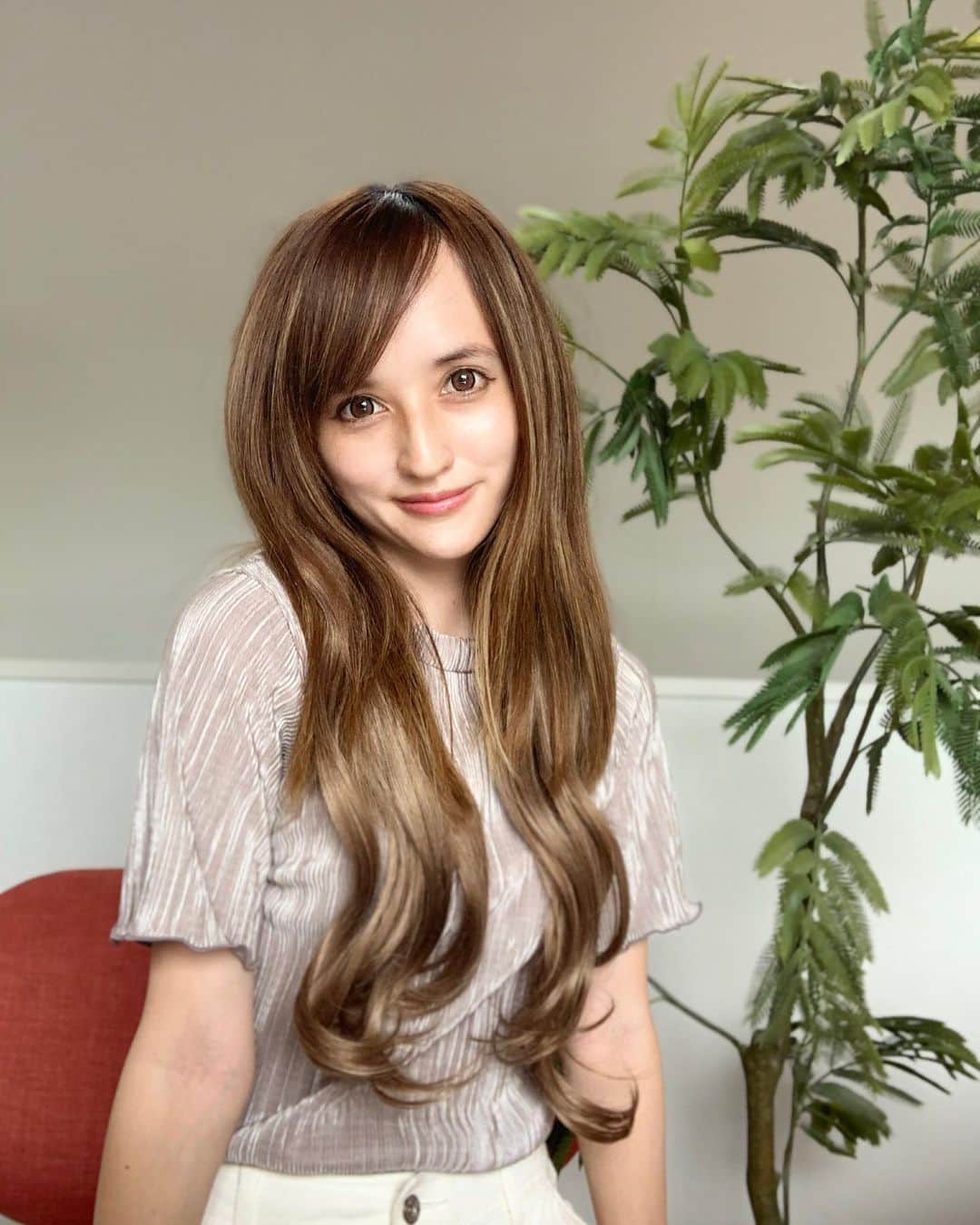 のインスタグラム：「こんにちは〜！  さていつもと違うところがあるけどわかるかな？  正解は！  髪の毛！  めっちゃロングになったよ💁‍♀️  これ2枚目の動画を見て欲しいんだけど 本当簡単に自分で装着出来る エクステ エクスル　@extexsuru  なんですよ！  髪に当てて左右に擦り付けるだけでちゃんと着く画期的アイテムでびっくり！  イメチェンしたい時に持ってこいなアイテムですよ👍  髪の質も良くて自然に馴染む〜✨  ちょっとギャルっぽくなってウケる😂  #エクステエクスル #extexsuru #エクステ  #イメチェン動画  #ギャルママ #ヘアエクステ  #extension  #ロングヘア   @extexsuru」
