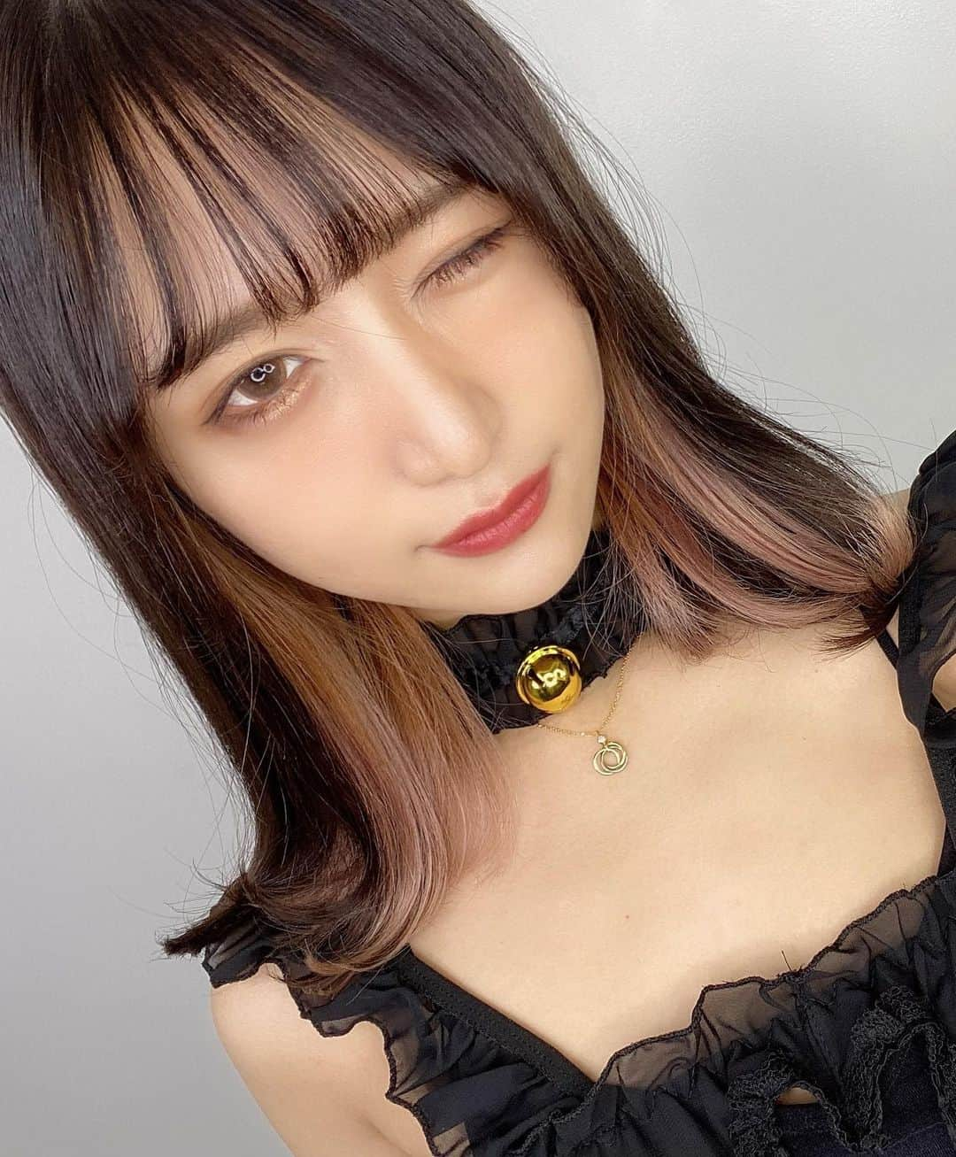 星奈あいさんのインスタグラム写真 - (星奈あいInstagram)「@ryuhairartist さんのyoutube撮影にお邪魔してインナーカラーとカットしてもらいました🥰 撮影もお話も楽しかった😂 インナーカラーもピンク系もすごく顔に馴染んでてしっくりくるのに一気に垢抜ける素晴らしいカラー👏💗💗 最近は暑いから髪の毛まとめることが多いんだけど、これならまとめても可愛いよね！ヘアアレンジもお出かけもますます楽しみになりました🌻 少しずつ他の写真も載せていきます♡  #美容室#赤坂#京極流#京極流カラー#youtube#インナーカラー#ピンク#ピンクカラー#ミディアムヘア #星奈あい#自撮り#女子#コスプレ#コスプレ女子#ヘアカラー#サロンモデル東京 #攝影日記#人像攝影#攝影師#拍照#人像摄影#攝影日常」7月11日 18時04分 - hoshina_r18