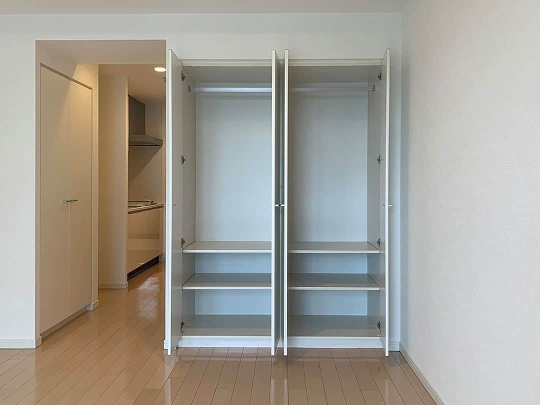 せたがやクラソンさんのインスタグラム写真 - (せたがやクラソンInstagram)「『三軒茶屋の豊壌 411』﻿ ﻿ ・東急田園都市線三軒茶屋駅 徒歩11分 ・16.2万円・44.05㎡・1R ___________________________________________________________________﻿ ﻿ 三軒茶屋。 街って、その街による人の色ってあるじゃないですか。 取材でいろんな街に行くことがあり、桜新町は姿勢がシュッときれいな女性が多いよなとか、豪徳寺はのほほんと街を歩く人が多いよな〜、とか感じながら街を見ることが多いのですが（独断と偏見により）。 三軒茶屋って、いろんな人がいて色がまちまちしてる〜！ と感じています。各々が発している色（？）スピード感（？）が、まちまちで、この街に合わせなきゃみたいなプレッシャーがなく、強要もしてくることがないので、好みに合った色やスピード感で過ごせるのが、個人的に肌にすごく合っている。まあ、一言で言うと好きです三茶。  ﻿ ▼この物件の詳細、﻿  そのほかのお部屋はプロフィールのリンクから﻿ @setagayakurasson﻿ ___________________________________________________________________﻿ ﻿ 「オンラインでお部屋探し」スタートしました💁‍♀️💁‍♂️﻿ ご相談お待ちしております。 ﻿ ﻿ _____________________________________________________________________﻿ ﻿ #せたがやクラソン #せたがやンソン #賃貸 #お部屋探し #世田谷区 #世田谷散歩 #リノベーション #賃貸インテリア #日常 #ひとり暮らし  #オンラインお部屋探し   #田園都市線  #世田谷線 #三軒茶屋駅  #三茶  #2人暮らし #キッチン  #街  #茶沢通り  #マンション #色  #スピード #好きな街」7月11日 18時00分 - setagayakurasson
