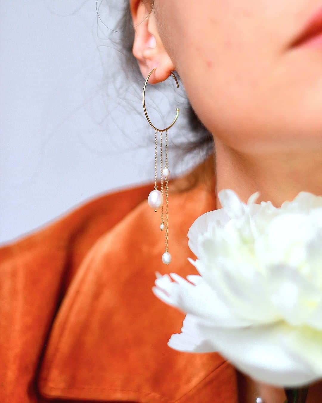 のインスタグラム：「We love these delicate hoop earrings from our latest collection Snowdrop Pearl. Perfect for an evening out or a summers day.  ✨18ct gold oval shaped hoop and layered diamond cut chains that move and catch the light, the sprinkling of white, egg shaped pearls delicately fall creating this eye-catching piece⚪✨  📸 @shotbymandy」