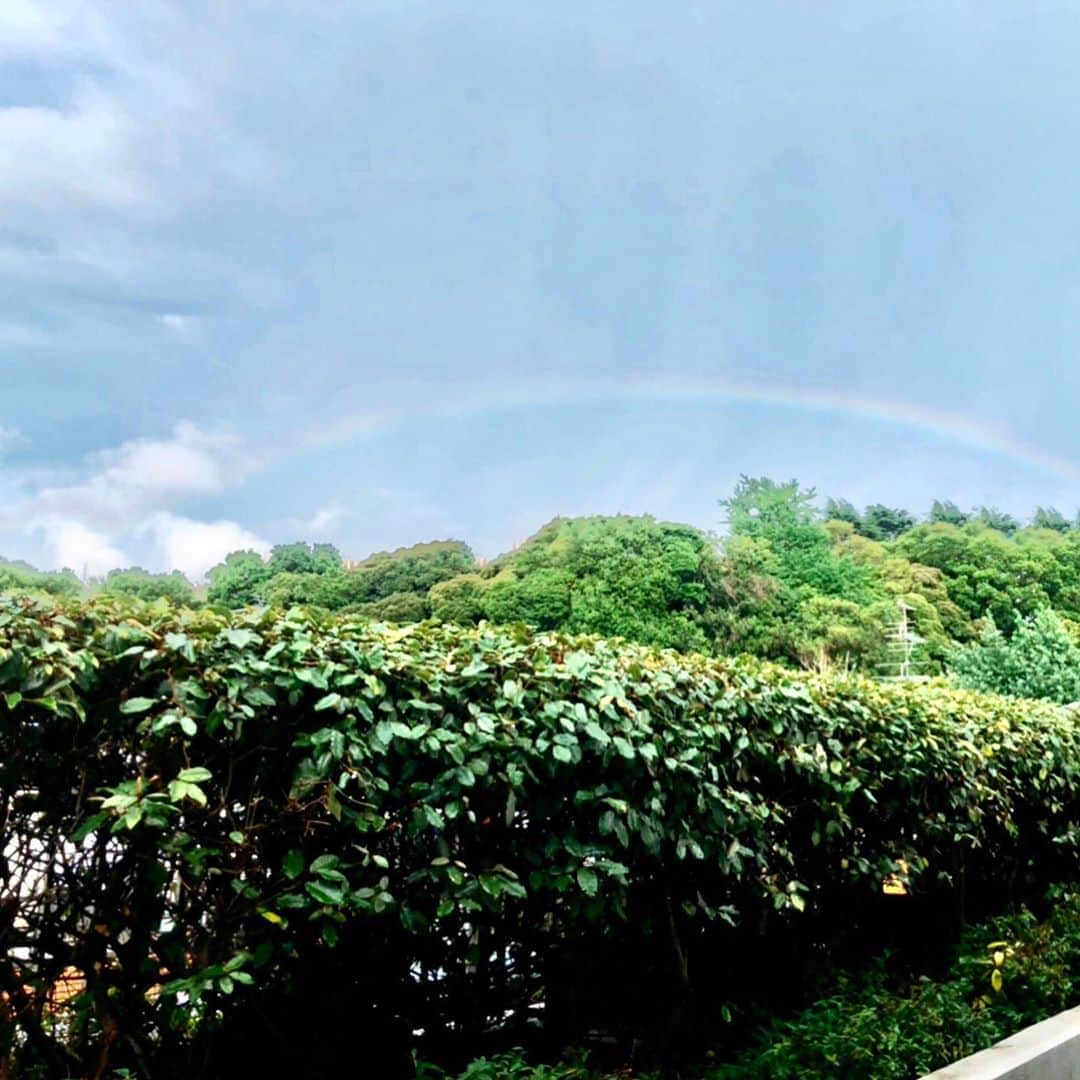 花總まりさんのインスタグラム写真 - (花總まりInstagram)「今日は晴れたり☀️雨降ったり☔️晴れているのに雨降ったり変なお天気だったな。 でも絶対虹が出る！と思って空を見ていたらやっぱりでたー🌈🤗」7月11日 18時12分 - hanafusamari_official