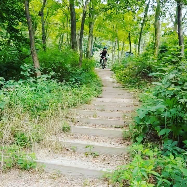 イ・ヒジュンのインスタグラム：「첫 mtb 다운힐 도전 ^^」