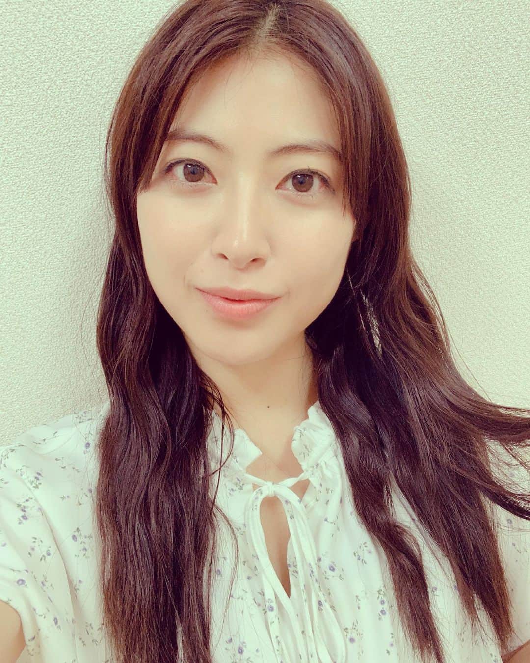瀧本美織のインスタグラム：「結んでいた髪を解いたら程よいウェーブ。なんだけど2枚目、今日はたくさん蚊にさされてしまった〜という表情です😭私、瞬殺…  When I unravel my hair, it's a good wave. What is the second one, the expression that I was bitten by a lot of mosquitoes today 😭 I was killed…   #夏だから仕方ないよね」