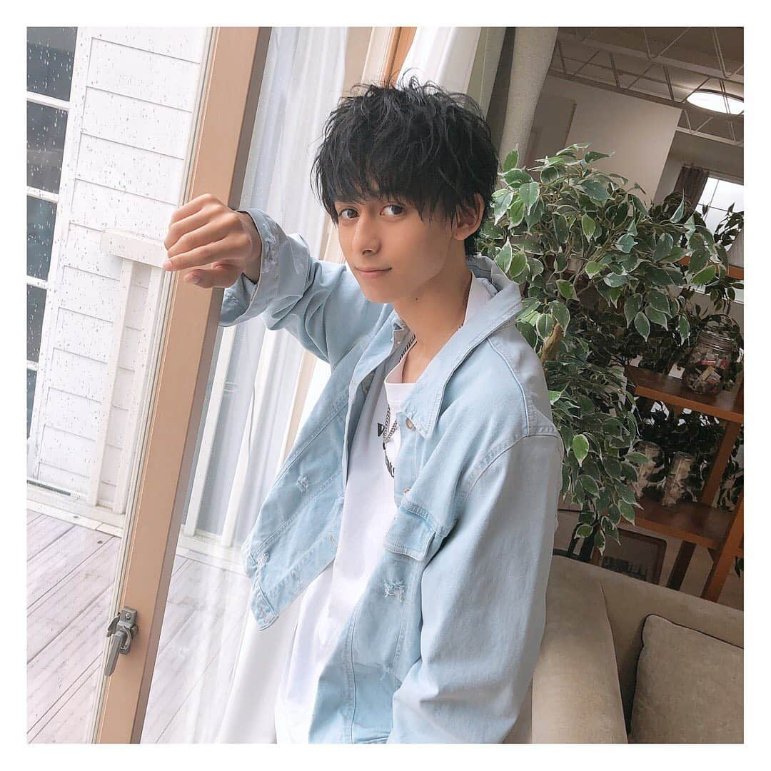 黒澤胤也のインスタグラム：「撮影のオフショットです😎 この日の外は大雨で、傘を忘れてしまった。笑  #instagood #fashion #followｍe」