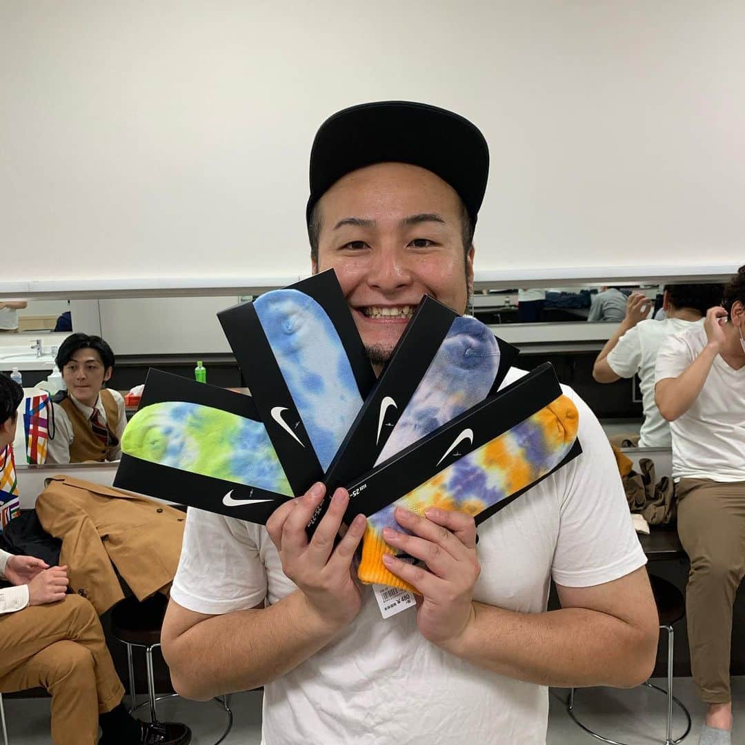 池田真一のインスタグラム：「石川タオルに無事に靴下渡せました！ イオンで480円のNIKEの靴下！  たかのり口紅の確認してる？？  石山タオル！？」