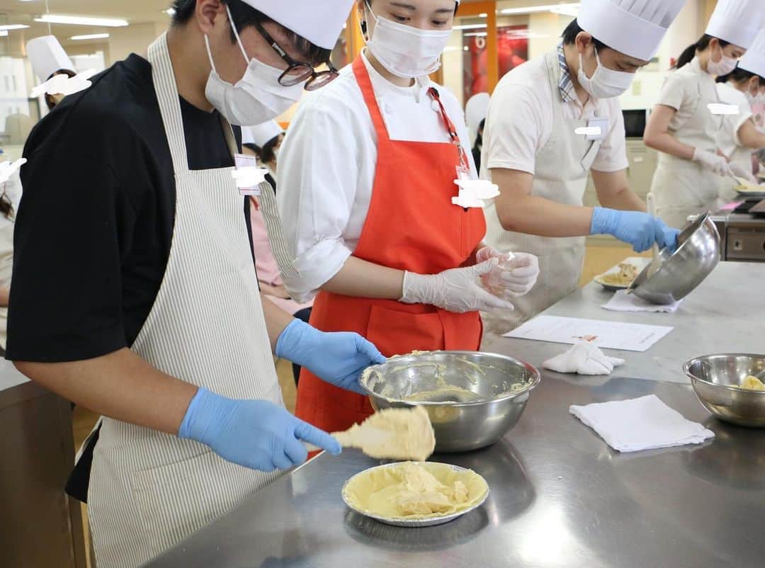神戸製菓専門学校（公式）さんのインスタグラム写真 - (神戸製菓専門学校（公式）Instagram)「🌈7/11オープンキャンパス🌈 今日のメニューは・・・⁉️👀 #1人1台 大きなマンゴー🥭を贅沢に使ったマンゴータルトをお持ち帰りしていただきました♪😊  生地を均一に伸ばして、中のアーモンドクリームを作り、焼き上がったタルトにたくさんのマンゴーを乗せていきました😆✨ タルトの周りには綺麗にクリームを絞って華やかに🥰 鮮やかな黄色のマンゴーに夏☀️らしさを感じることができるタルトに仕上がりました💞  また今日はAO入試対策講座と保護者説明会も開催しました❗️  次の洋菓子が体験できるオープンキャンパスは7/19桃のタルト🍑 皆さんのご参加お待ちしております♪  #神戸製菓　#マンゴータルト　#タルト  #オープンキャンパス　#神戸製菓専門学校oc #神戸製菓専門学校　#ケーキ　#手作りケーキ　#製菓　#製菓専門学校　#お菓子作り　#お菓子作り好きな人と繋がりたい #パティシエ　#パティシエカメラ部　#おうちカフェ　#カフェ　#cafe #cake #神戸　#三宮　#製菓学校　#専門学校　#pattistagram2020」7月11日 18時13分 - kobeseika_info