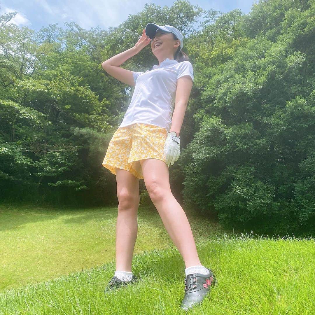 白石小百合さんのインスタグラム写真 - (白石小百合Instagram)「. 自粛明けのゴルフ✌️大雨予報を覆す晴れ女ぶりを発揮⁉︎☀️してる図みたいな瞬間を激写されました。笑 スイングの反省…ボールに近づけるまではまだ良いのですが、当てるときに身体が動いてしまうクセが。。精進せねば〜⛳️ ひさしぶり楽しかったです🌸 #golf #golfstagram  #ゴルフ #週末ゴルフ #ハイキング気分」7月11日 18時16分 - sayurishirais