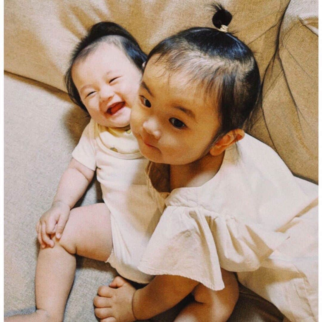 高園あずささんのインスタグラム写真 - (高園あずさInstagram)「@hm_kids ムービー、今回のテーマは「 Eating 」  離乳食をスタートして2週間が経ちました。2人目だからか1人目の時よりはかなり心に余裕が。ぐちゃぐちゃにされても、この顔(☺)のまま、️笑ってられる。笑 そういえば初めての時は、本当に何も分からなすぎて上手くできないし、不慣れなことも多くて不安だったなぁ💭  自分も年を重ねて、食すものにお金をかけたり、意識して体に良いものを選択していくことが心地よくなってきました🌿  今のすべてが彼女たちの未来をつくるはずだから、子どもたちにはできるだけナチュラルで体に良いものを摂取してほしい🤲🏼 いつも全然完璧ではないけど、ママも知識を増やしていきたい🥕🥑🍋🥒  みなさんは何か心がけてることや、授乳・離乳食でのエピソードはありますか？  #ichika_ #1y8m #koto_ #0y5m #mygirl #momlife #女の子 #姉妹 #女の子ママ  #ママライフ #赤ちゃんのいる生活 #HM #ad #HMベビー #HMkids #離乳食 #授乳 #こどもごはん #ichika_koto #いちこと」7月11日 18時16分 - azusa_takazono