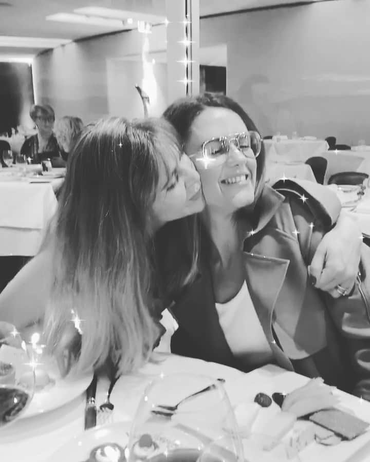 サマンサウィルスのインスタグラム：「Wait for it..... ⠀ ⠀ 🎂🔥😱😳😬⠀ ⠀ ⠀ Happiest birthday @nadialotter and @charis_blizzard — we love you 🦀♋️ x⠀ ⠀ Thank you @catalinarosebay for a beautiful afternoon (and for turning on those stunning sunsets) x」