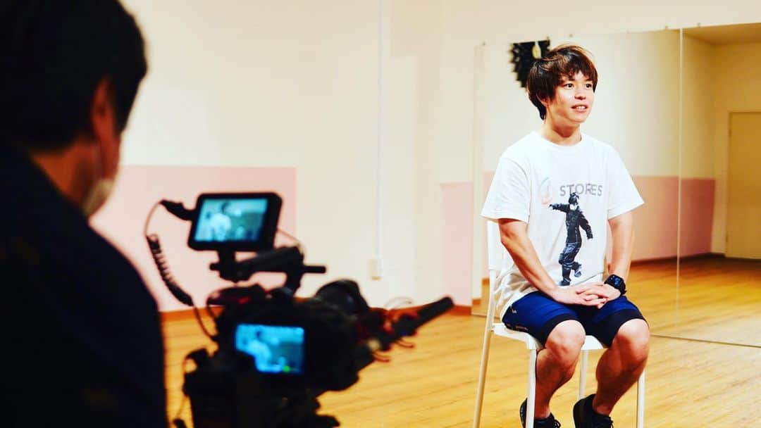 石田太志のインスタグラム：「I was interviewed by tv show. You can watch this all over the world! I’ll tell you more detail later. ･ #footbag #taishiishida #soccer #follow #worldchampion #performance #performer #instagramer #hackysack #interview #interviews #tv #tvshow #tvprogram」