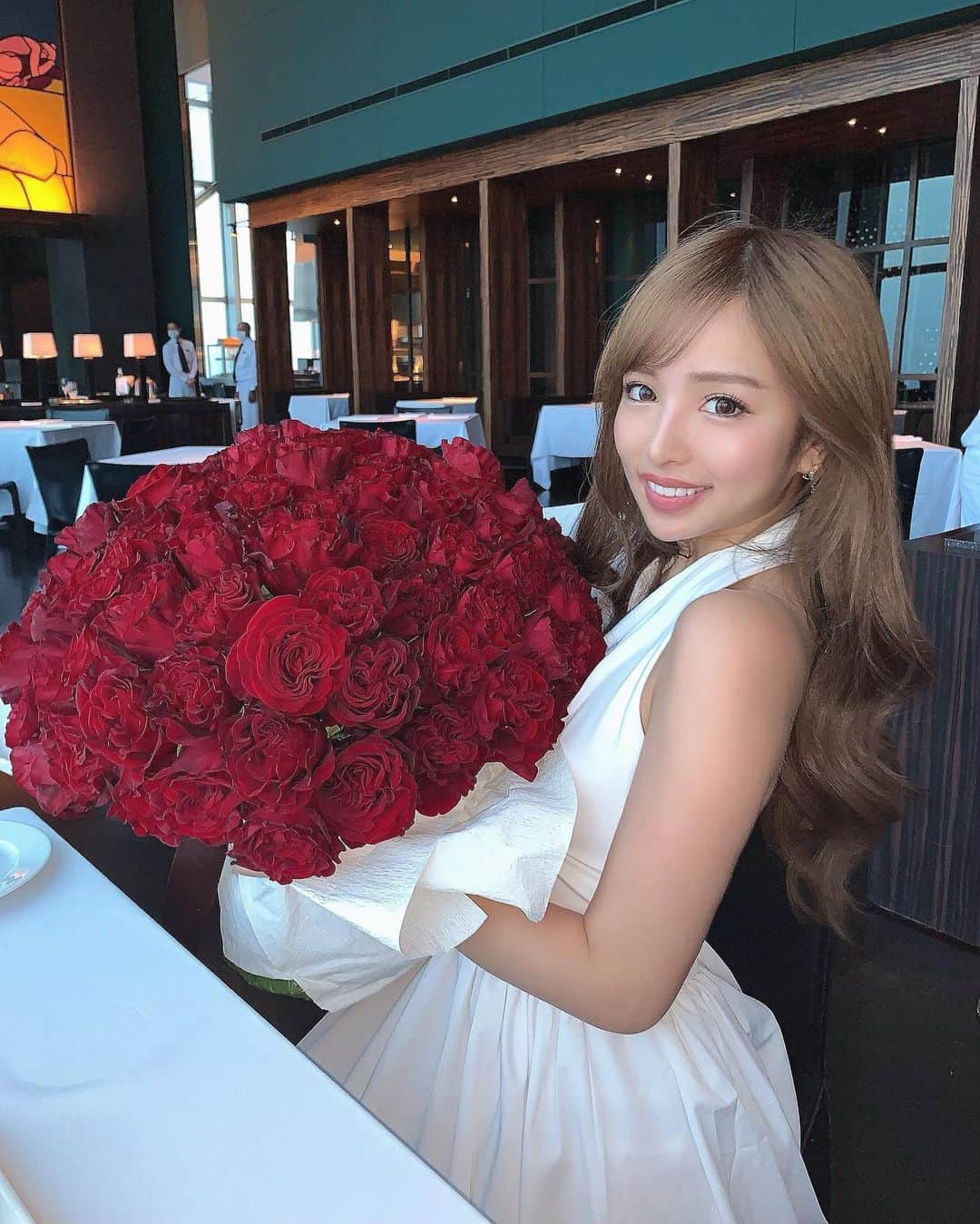 ゆりらっくまさんのインスタグラム写真 - (ゆりらっくまInstagram)「昨日はmy birthdayでした🌹❤️ みんなにお祝いしてもらった🥺 DMたくさんありがとうございます🥰 ママありがとうの日♡愛 #birthday#rose#dress#me#parkhyatt#insta#love#薔薇100本#薔薇#25歳」7月11日 18時30分 - t.yurikuma