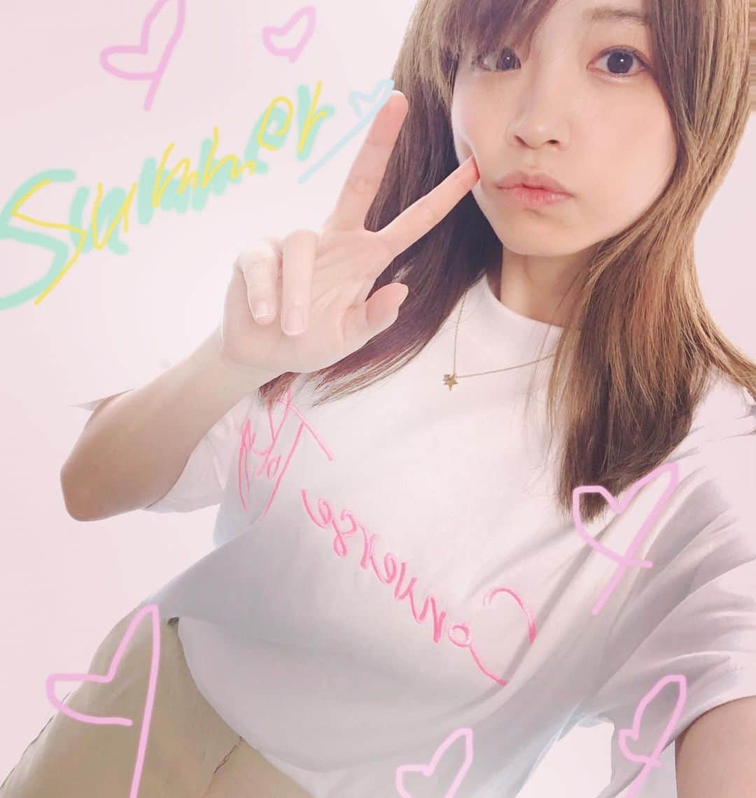 諏訪彩花のインスタグラム：「これ、夏に着たかった新しいTシャツ🍓うん、夏だね！ピンク普段そんな着ないけど、可愛くてつい…！てか、髪伸びたな笑。」
