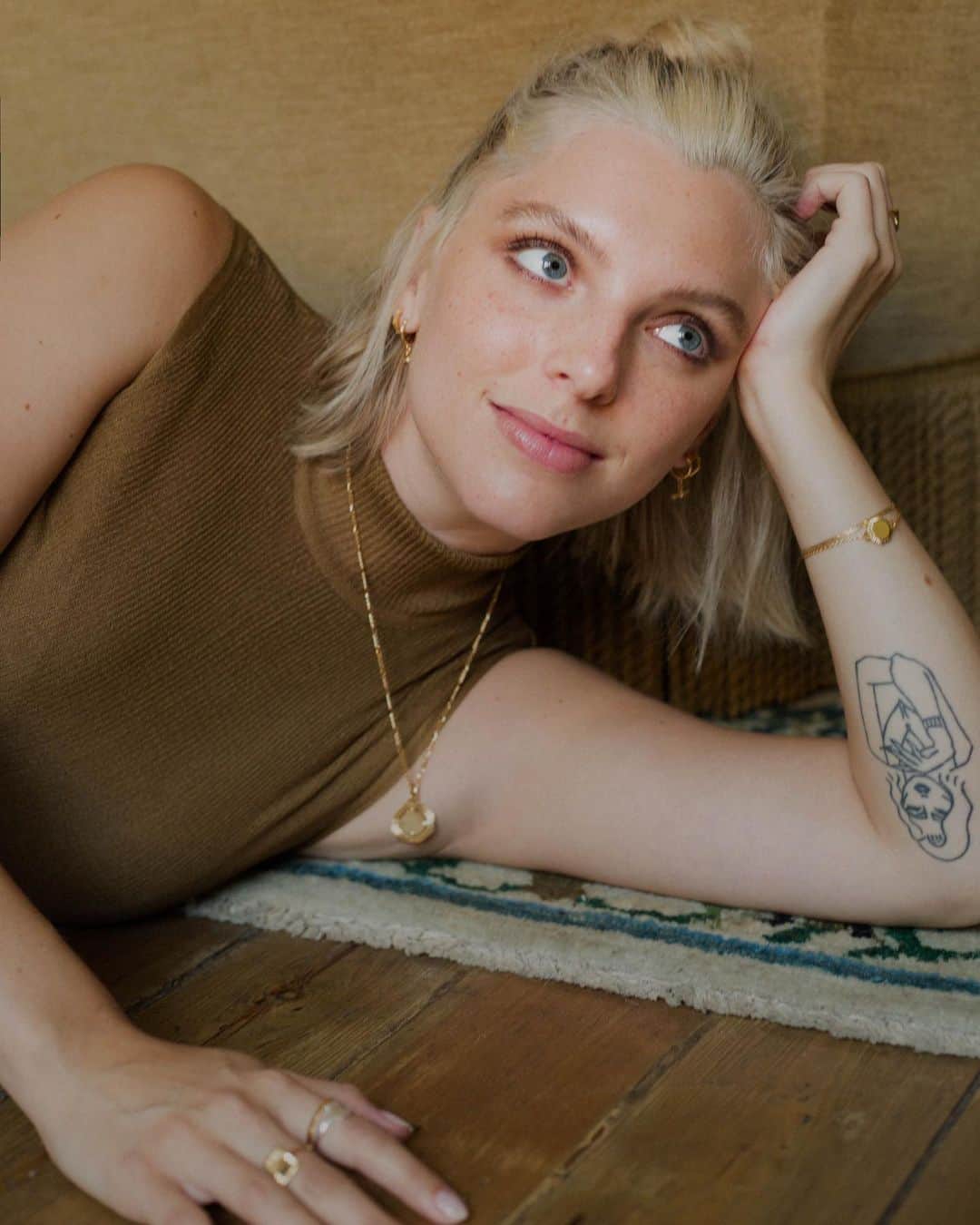 Estée Lalondeさんのインスタグラム写真 - (Estée LalondeInstagram)「This was the final shot from my very first photoshoot with @daisy_jewellery - I remember being so excited/nervous to show you my collection. A few years and lots of new pieces later and I am still so appreciative of everyone who has supported my jewellery! Thank you 🥰❤️ - what’s your most worn piece from my collection? 🌹#esteelalondeXdaisy {ad-brand collab}」7月11日 18時23分 - esteelalonde