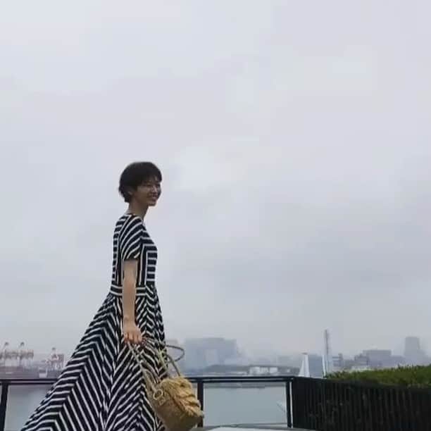 畑野ひろ子のインスタグラム：「セレSTORYの撮影風景です。 実は、とある屋上で小雨の降る中での撮影でした😆 カメラマンさんの下からの絶妙アングルです😁」