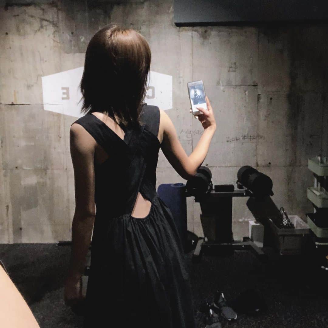 美舞さんのインスタグラム写真 - (美舞Instagram)「. . 自分じゃ見えない所が沢山ですね🤭🌟 . #ワンピース #ブラックコーデ #背中 #肌見せ  #fashion #fukuoka  #私服」7月11日 18時26分 - mibuki__.39