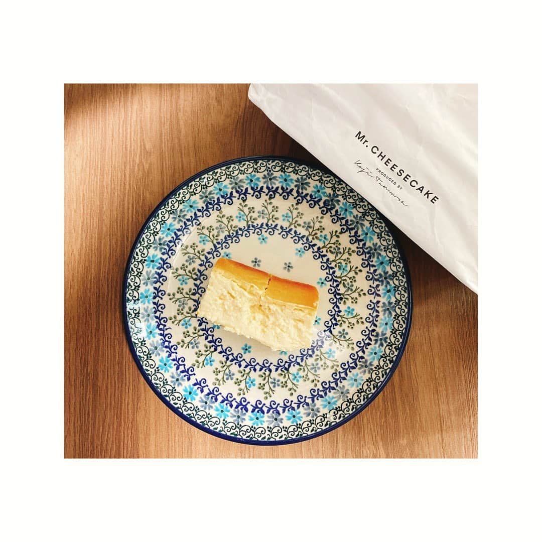 平原歩のインスタグラム：「NIZIプロの最終話やっと見ながら 朝チーズケーキ☕︎  何回も挑戦してダメだったミスターチーズケーキがやっと買えました☺️ 酸味があってすごく美味しかった。。。 うちは全解凍で食べました♪  #ミスターチーズケーキ #チーズケーキ#cheesecake」