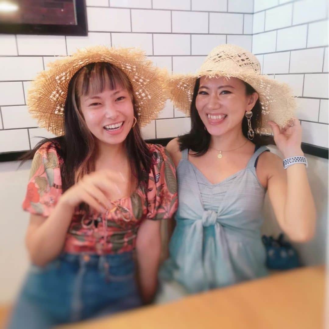 長嶺菜菜子のインスタグラム：「. 帽子が好き👩‍🌾 ﻿ ﻿ 季節に関わらず帽子ってオシャレに見せてくれるさね﻿ ﻿ ﻿ 手抜きの服でも一段と洒落度がUPするから﻿ センスない私にとってはありがたい存在🙏🙏﻿ ﻿ ﻿ 髪がボサな時でも被るだけだから楽👈﻿ ﻿ ﻿ 沖縄は11月まで暑い日続くからめっちゃ重宝する🌞🤙🏽﻿ ﻿ ﻿ 麦わら帽子の草❓の香りがいい匂いで何回も嗅いでしまうさ😁🌈﻿ ﻿ ─︎─︎─︎─︎─︎─︎─︎─︎─︎─︎﻿ この麦わら帽子👒﻿ 私の可愛い後輩ちゃんがいちから自分でデザインして作成したもの﻿ @rukukur_okinawa  ﻿ ﻿ デザインして形にするってほんとすごい﻿ めっっちゃ尊敬する﻿ ﻿ ﻿ やりたくてもやらない人も多いさ﻿ あすりはそれをちゃんと形にしてる﻿ @asly_shop  ﻿ ﻿ そしてセンスがいいのよね﻿ ﻿ ﻿ 今後も色々カタチにしたいものたくさんあるみたいだからすごい楽しみ🧡﻿ ﻿ ﻿ ﻿ そしてみーか @chinenmikako は﻿ 東京で活躍してるスタイリスト﻿ ママでもあり﻿ 髪を赤にしたりブレイズにしたりほんと自由なスタイルがめっちゃ好き﻿ 同じ女性として憧れる﻿ ﻿ ﻿ 輝いている女性見て刺激受ける😚🙌🏽﻿ ﻿ ─︎─︎─︎─︎─︎─︎─︎─︎─︎─︎﻿ #沖縄﻿ #沖縄麦わら帽子﻿ #るくくる商品﻿ #麦わら帽子﻿ #夏コーデ﻿ #麦わら帽子コーデ﻿ #帽子好き」