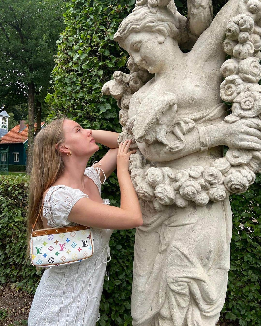 Annabel Smitさんのインスタグラム写真 - (Annabel SmitInstagram)「Happy weekend loveliess 🤍 slept in today and couldn’t be happier :) • #forloveandlemons #statue #nature #summer #summerdress #pfg #vintage #lv #lvpochette #happy #couple #today」7月11日 18時34分 - annabelsmitt