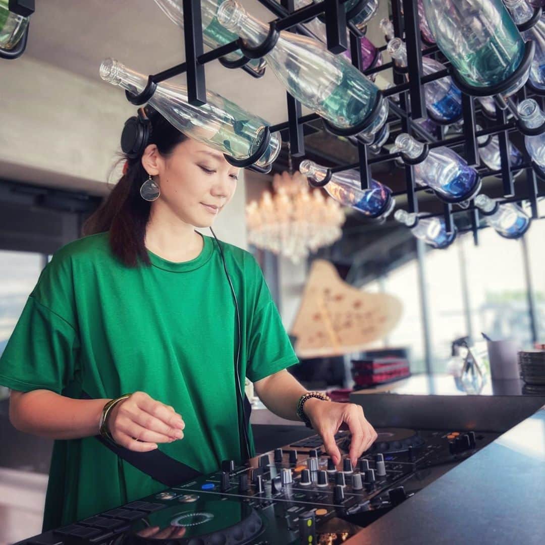 DJ Yummyのインスタグラム：「❤️先程音楽をセレクトさせて頂いた場所がとても素敵だったので。 立川Green springsには特産の独活(ウド)を用いたオリジナルカクテルなど独創的なメニューが楽しめる、屋上と繋がる開放的な音楽空間のDragonflyをはじめ魅力的なお店がズラり。緑とアートが清々しく調和していて癒されました。最高の憩いの場がオープンしましたね😊アキラさんありがとうございました✨ここは#ドラゴンフライ #立川#greensprings#dj#djlife#ベーゼンドルファー」