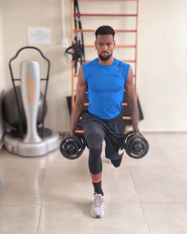 フェリペ・サンタナのインスタグラム：「👊🏿🦾 SATURDAY MOTIVATION 🦾👊🏿 . “VOCÊ NUNCA SERIA QUEM VOCÊ É DE NÃO TIVESSE PASSADO POR TUDO O QUE VOCÊ JA PASSOU.” . E A PREPARAÇÃO CONTINUA... . #training #restart #chapecoense #saturdaymood #vamovamochape」