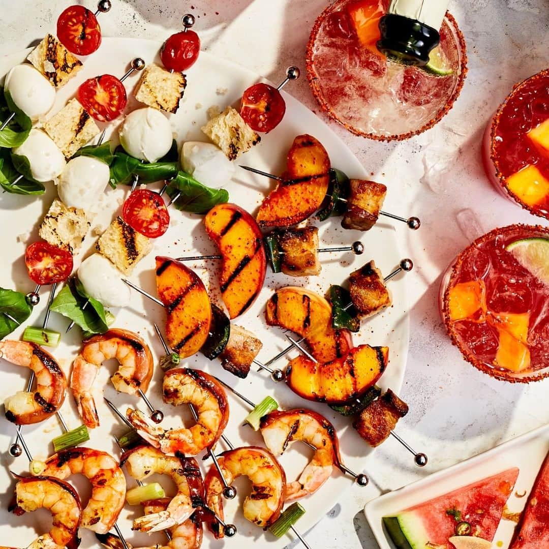 Food & Wineさんのインスタグラム写真 - (Food & WineInstagram)「These tiny, skewered bites are perfect for summer weekend snacking! Tap the link in our bio for the recipe. 📷: @protazio」7月12日 4時00分 - foodandwine