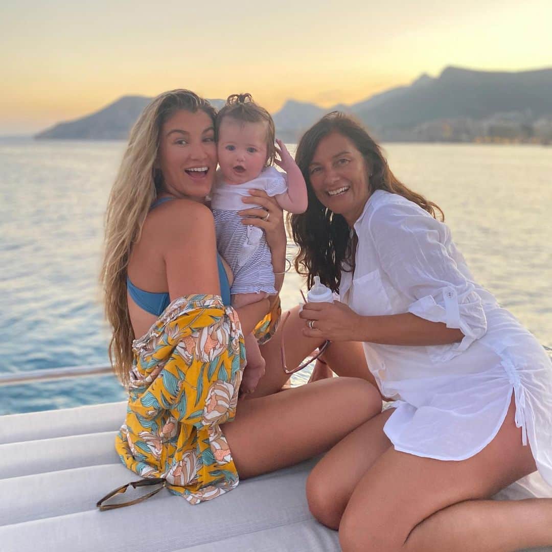 エイミー・ウィラートンのインスタグラム：「#nofilterneeded 🤩#3generations ❤️」