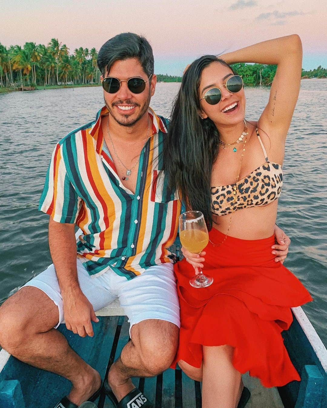 Gabriela Salesのインスタグラム：「Como eu queria star com a razão dos meus ódios kkkkk. Eu, você, um cozumel e uma canoa (o braço pra cima não foi pra sensualizar não, é pq tava ventando kkk) #tb」