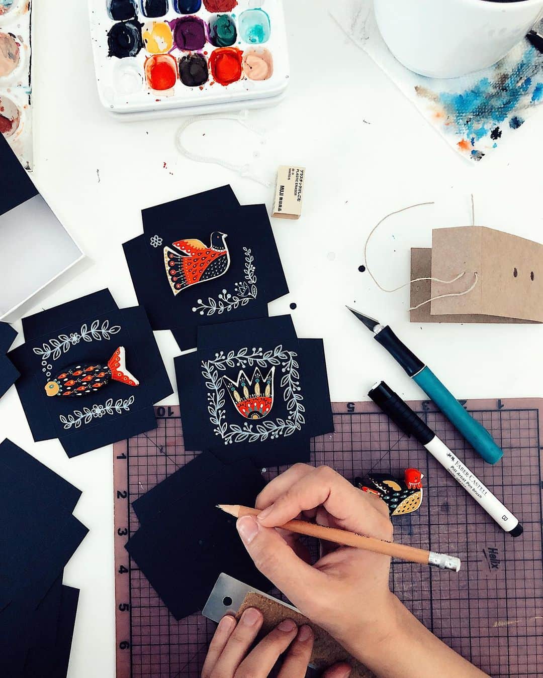 Dinara Mirtalipovaのインスタグラム：「Figuring out the packaging . #mirdinarabeadsandbracelets」