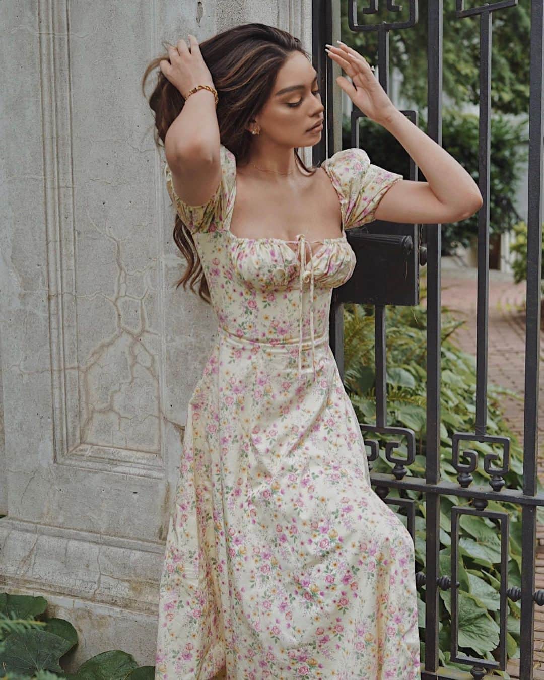 JANICE JOOSTEMAさんのインスタグラム写真 - (JANICE JOOSTEMAInstagram)「Each new chapter of our lives requires an old part of us to fall and a new part of us to rise.  @houseofcb dress in the garden 🌻」7月12日 4時38分 - janicejoostemaa