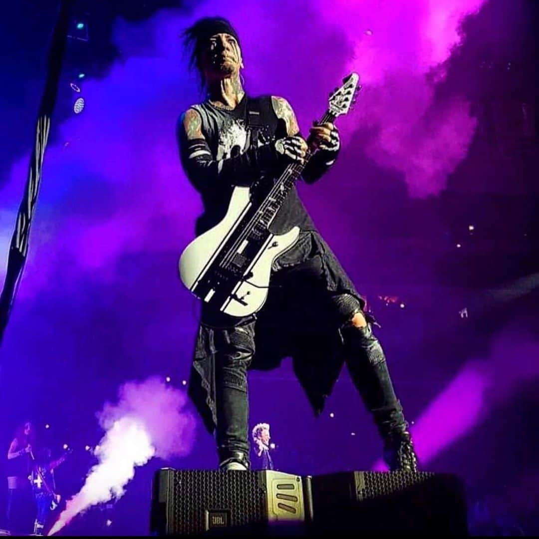 DJアシュバさんのインスタグラム写真 - (DJアシュバInstagram)「Can’t tell you how excited I am to be releasing new music soon! Get the latest news and updates on releases by going to www.djashba.com and join my fan club for FREE and become apart of The Abducted’ Also check out the new merch at www.ashbaclothing.com and get ready......!! 👽🔥 -#theabducted #edm #rock #guitar #music #comingsoon」7月12日 4時44分 - ashba