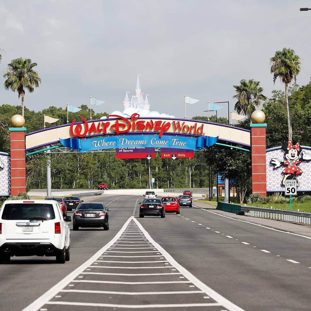 Primer Impactoさんのインスタグラム写真 - (Primer ImpactoInstagram)「Los parques Magic Kingdom y Animal Kingdom de Disney reabrieron este sábado en Orlando, en medio de un enorme aumento de infecciones de coronavirus en Florida. Las instalaciones con capacidad limitada están disponibles con estrictas medidas de distanciamiento social, uso de mascarillas, pagos electrónicos y controles de temperatura. Así fue la reapertura. #Disneyland #Disney #MagicKingdom #AnimalKingdom #Orlando #Florida #Coronavirus 📸: Octavio Jones/Getty Images, Kent Phillips/EFE y Gregg Newton/AFP via Getty Images. 👉 Más información en el link de nuestra biografía.」7月12日 4時52分 - primerimpacto