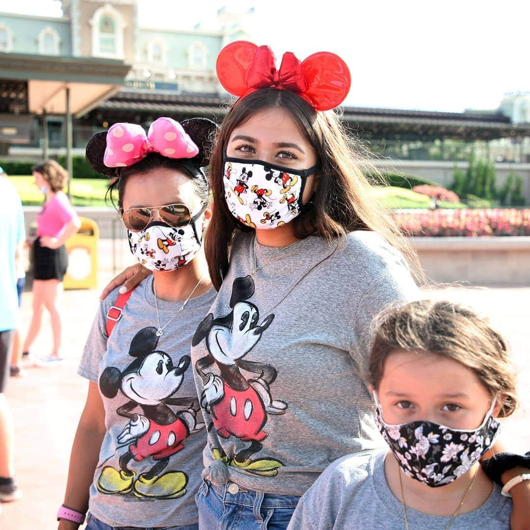 Primer Impactoさんのインスタグラム写真 - (Primer ImpactoInstagram)「Los parques Magic Kingdom y Animal Kingdom de Disney reabrieron este sábado en Orlando, en medio de un enorme aumento de infecciones de coronavirus en Florida. Las instalaciones con capacidad limitada están disponibles con estrictas medidas de distanciamiento social, uso de mascarillas, pagos electrónicos y controles de temperatura. Así fue la reapertura. #Disneyland #Disney #MagicKingdom #AnimalKingdom #Orlando #Florida #Coronavirus 📸: Octavio Jones/Getty Images, Kent Phillips/EFE y Gregg Newton/AFP via Getty Images. 👉 Más información en el link de nuestra biografía.」7月12日 4時52分 - primerimpacto