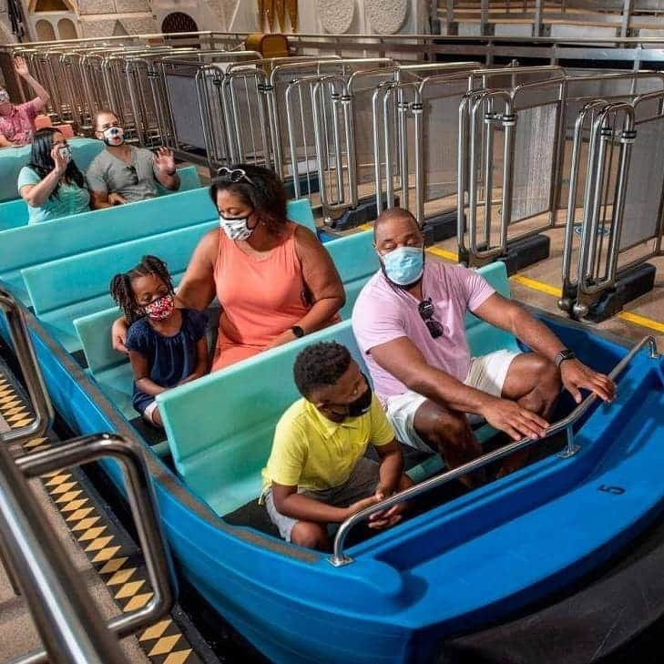 Primer Impactoさんのインスタグラム写真 - (Primer ImpactoInstagram)「Los parques Magic Kingdom y Animal Kingdom de Disney reabrieron este sábado en Orlando, en medio de un enorme aumento de infecciones de coronavirus en Florida. Las instalaciones con capacidad limitada están disponibles con estrictas medidas de distanciamiento social, uso de mascarillas, pagos electrónicos y controles de temperatura. Así fue la reapertura. #Disneyland #Disney #MagicKingdom #AnimalKingdom #Orlando #Florida #Coronavirus 📸: Octavio Jones/Getty Images, Kent Phillips/EFE y Gregg Newton/AFP via Getty Images. 👉 Más información en el link de nuestra biografía.」7月12日 4時52分 - primerimpacto