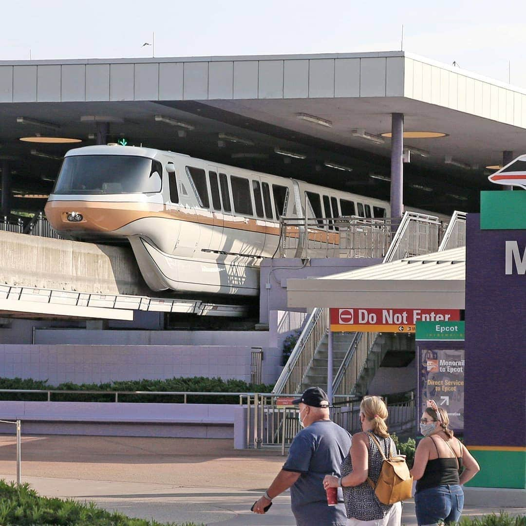 Primer Impactoさんのインスタグラム写真 - (Primer ImpactoInstagram)「Los parques Magic Kingdom y Animal Kingdom de Disney reabrieron este sábado en Orlando, en medio de un enorme aumento de infecciones de coronavirus en Florida. Las instalaciones con capacidad limitada están disponibles con estrictas medidas de distanciamiento social, uso de mascarillas, pagos electrónicos y controles de temperatura. Así fue la reapertura. #Disneyland #Disney #MagicKingdom #AnimalKingdom #Orlando #Florida #Coronavirus 📸: Octavio Jones/Getty Images, Kent Phillips/EFE y Gregg Newton/AFP via Getty Images. 👉 Más información en el link de nuestra biografía.」7月12日 4時52分 - primerimpacto