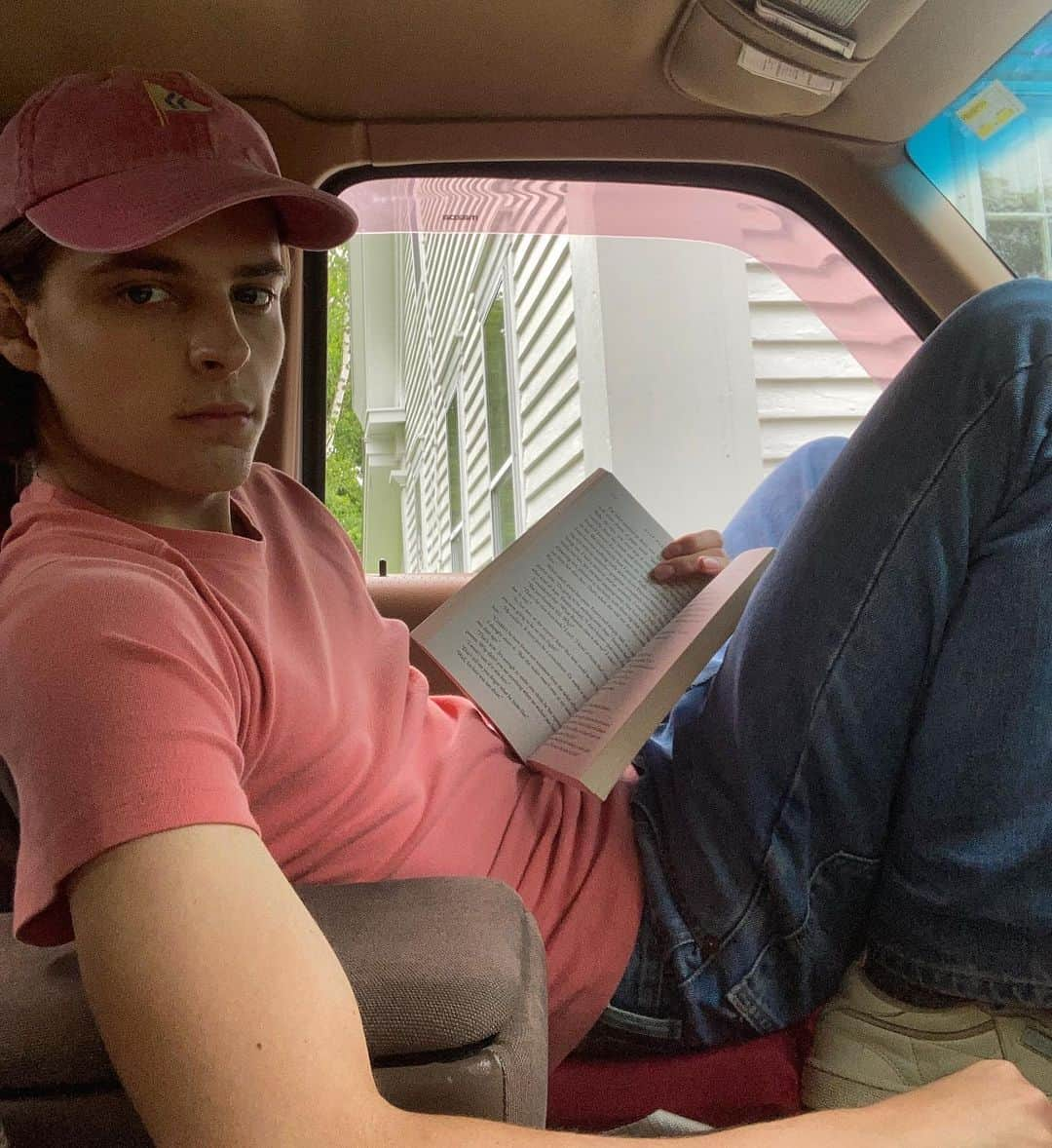 コーリー・フォーゲルマニスさんのインスタグラム写真 - (コーリー・フォーゲルマニスInstagram)「reading in the truck/feeling like my dad」7月12日 5時07分 - coreyfogelmanis